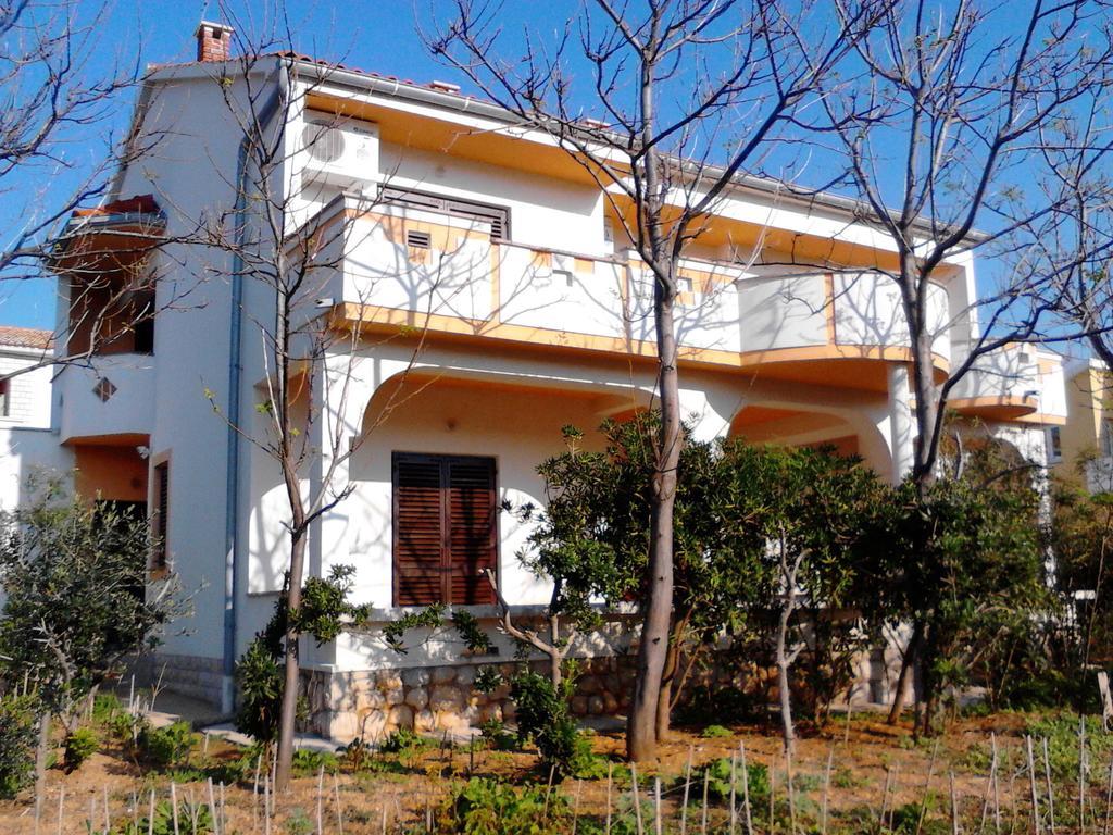 Kresimir Beauty With Shadow Trees And Parking Place Apartment Pag Town